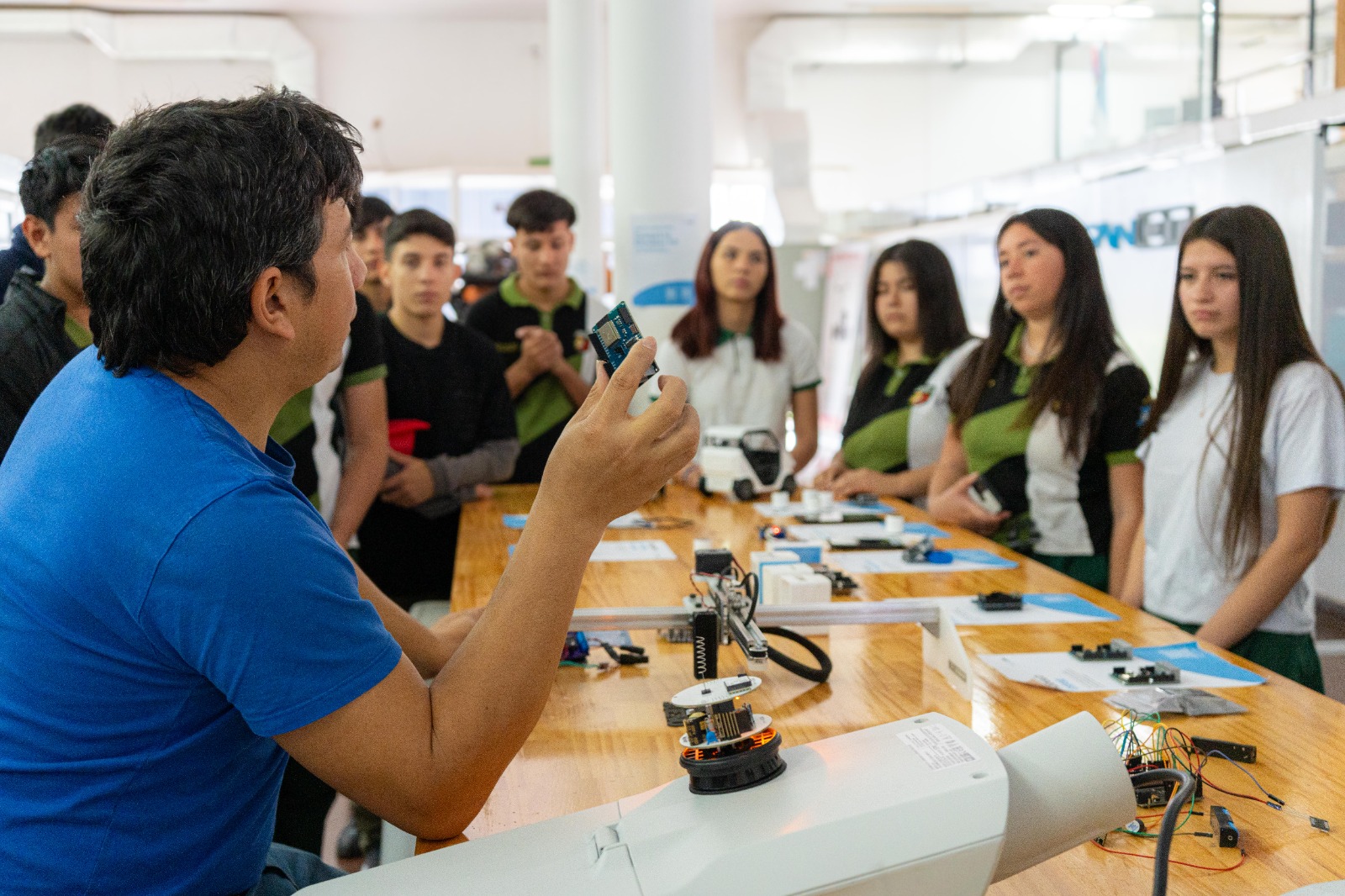 <p>El “Neo Tour del Conocimiento” vincula educación, tecnología e innovación </p>